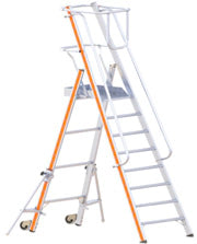 Plattformleiter mit Transportrollen, Geländer und Rundumschutz. Geriffelte Stufen 8cm für Sicheren Stand.